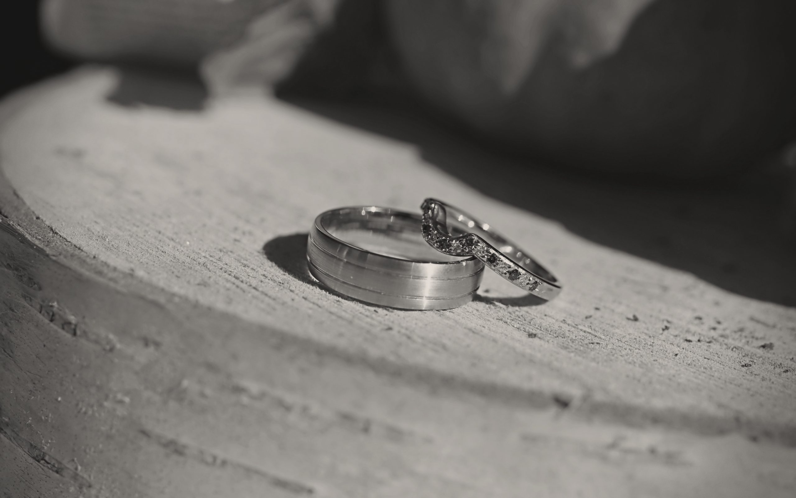 wedding rings closeup 01